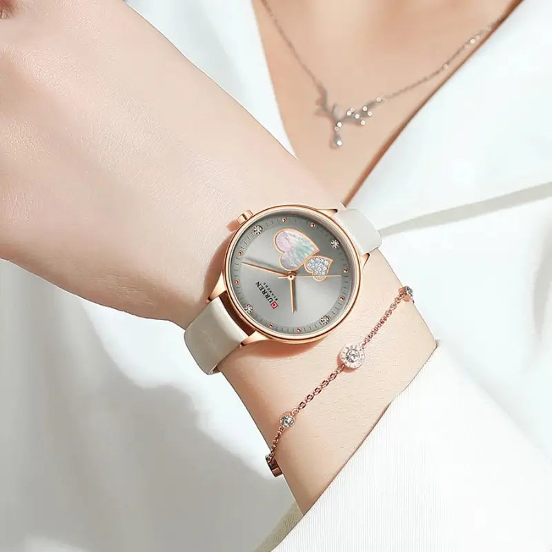 Relógio feminino com bracelete em couro cinza