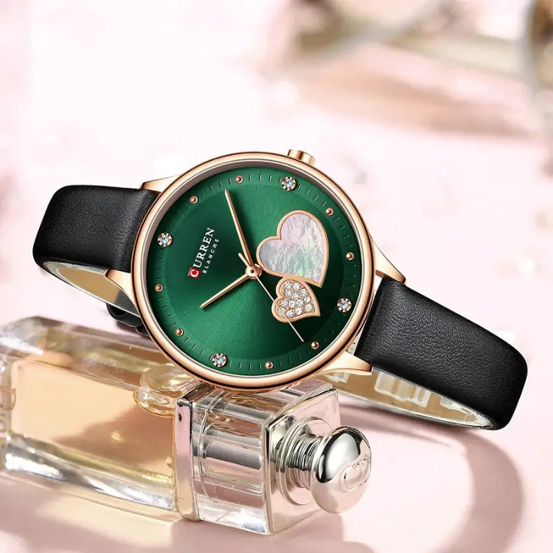 Relógio feminino com bracelete em couro preto