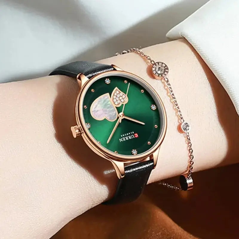 Relógio feminino com bracelete em couro preto
