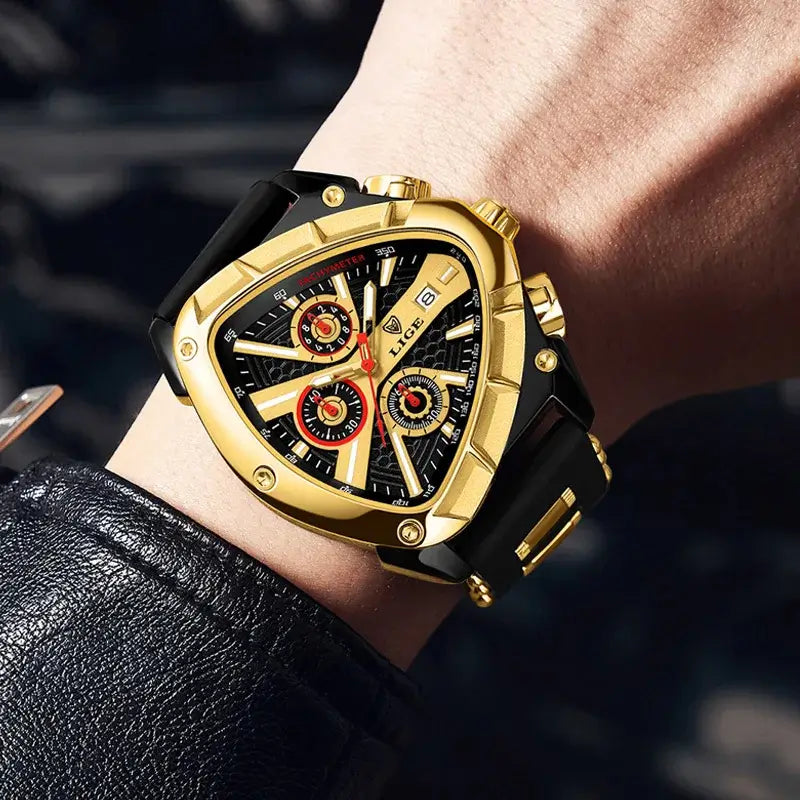Relógio para homem com caixa triangular dourado