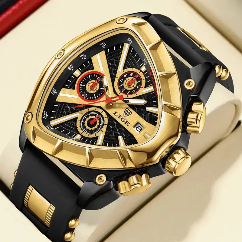 Relógio para homem com caixa triangular dourado