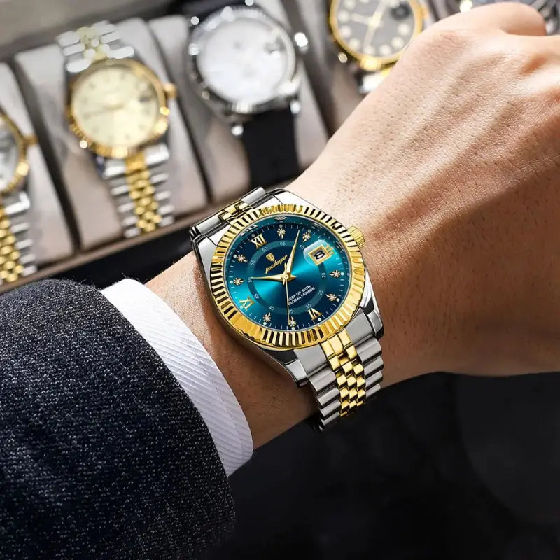 Relógio de luxo prateado e dourado com mostrador azul para homem